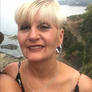 Meet your Posher, Debbie